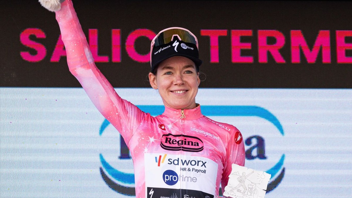 Holandská cyklistka Anna van der Breggenová v drese líderky Gira d'Italia 2026.