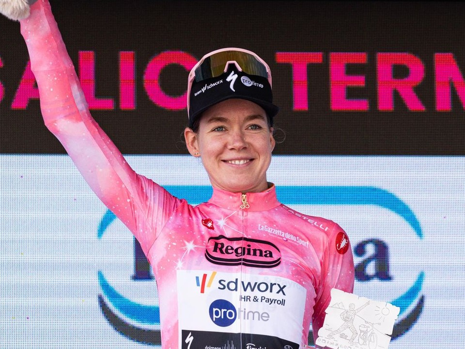 Holandská cyklistka Anna van der Breggenová v drese líderky Gira d'Italia 2026.