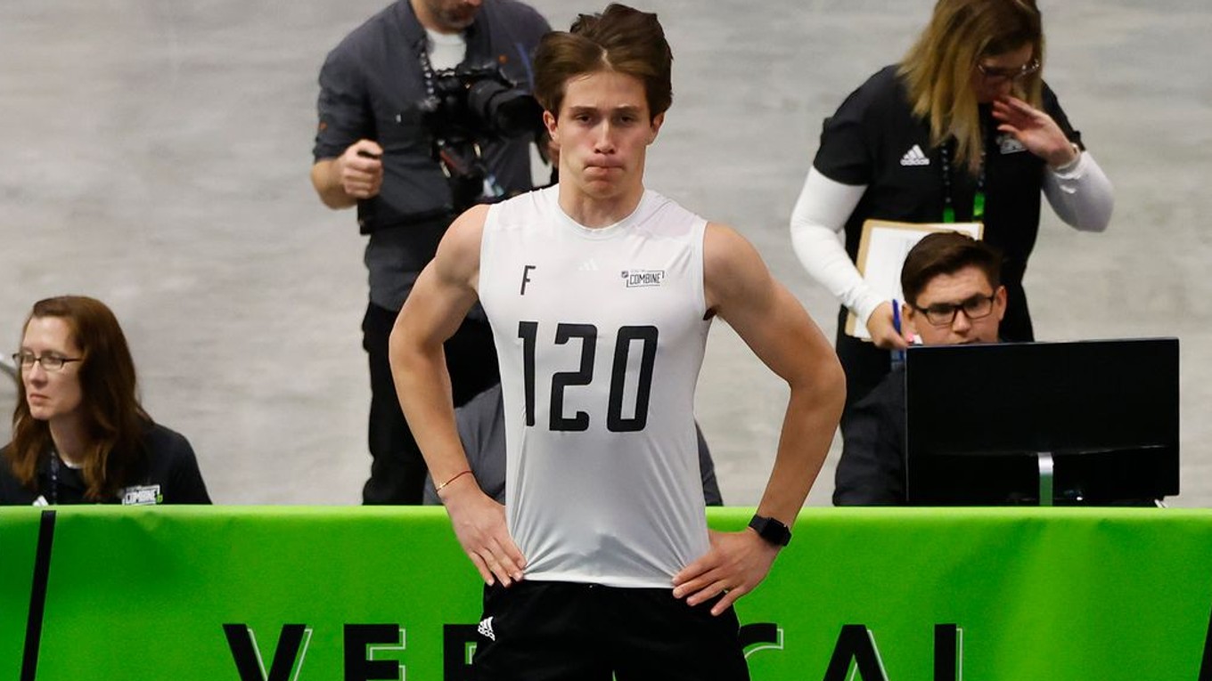 Samuel Honzek v roku 2023 počas NHL Draft combine v Buffale.
