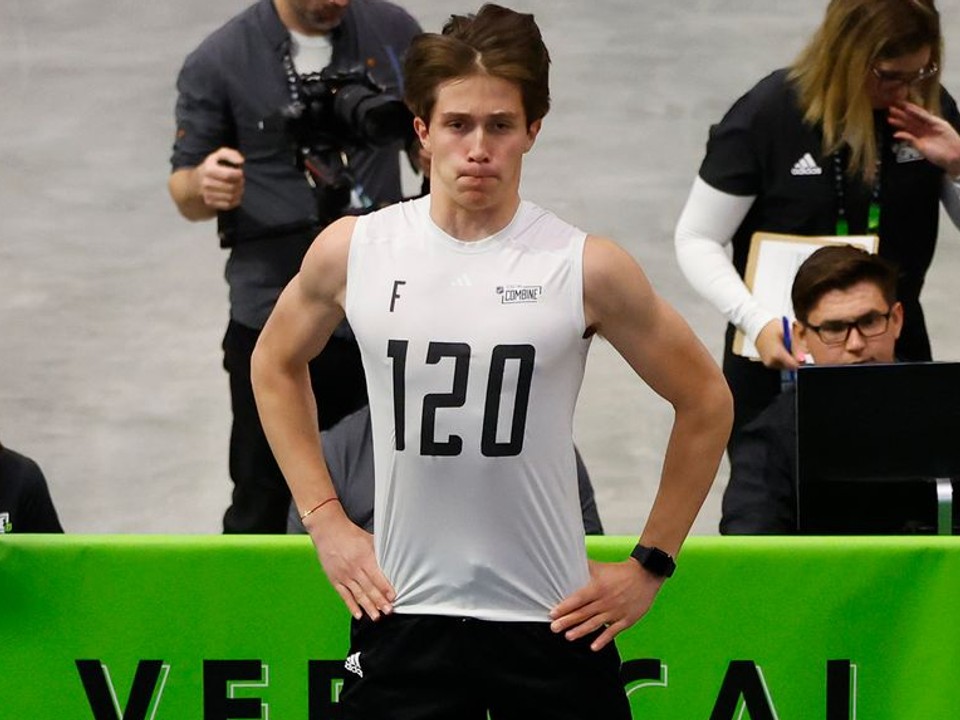 Samuel Honzek v roku 2023 počas NHL Draft combine v Buffale.