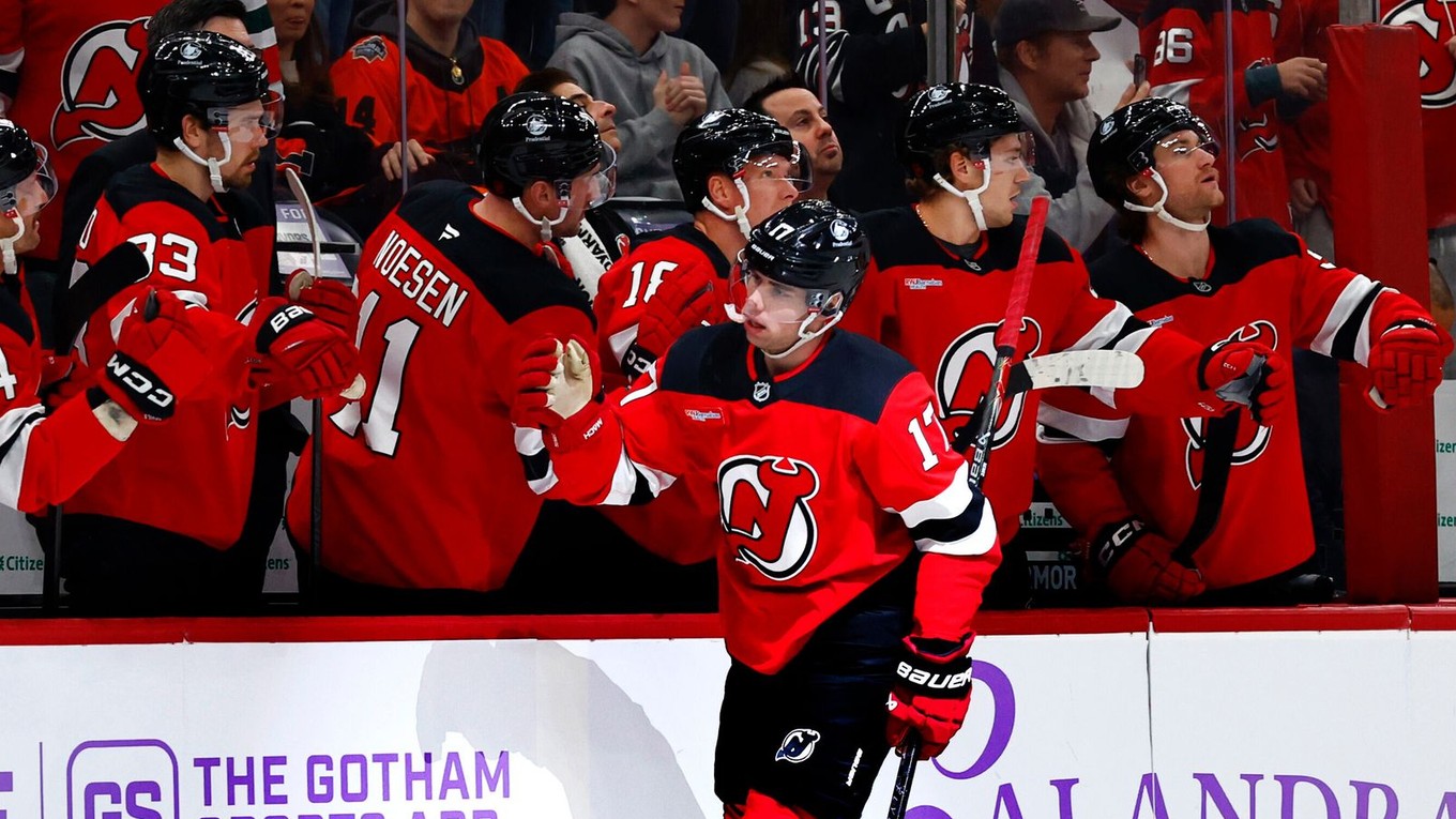 Slovenský hokejista Šimon Nemec sa teší z gólu so svojimi spoluhráčmi.