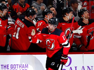 Slovenský hokejista Šimon Nemec sa teší z gólu so svojimi spoluhráčmi. 