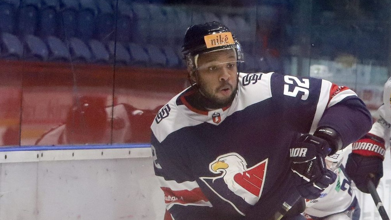 Sena Acolatse v drese HC Slovan Bratislava.