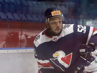 Sena Acolatse v drese HC Slovan Bratislava.