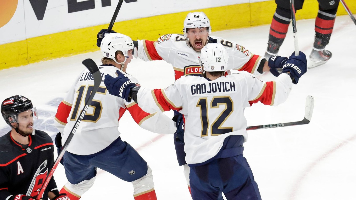 Jonah Gadjovich oslavuje gól Florida Panthers spolu so spoluhráčmi.
