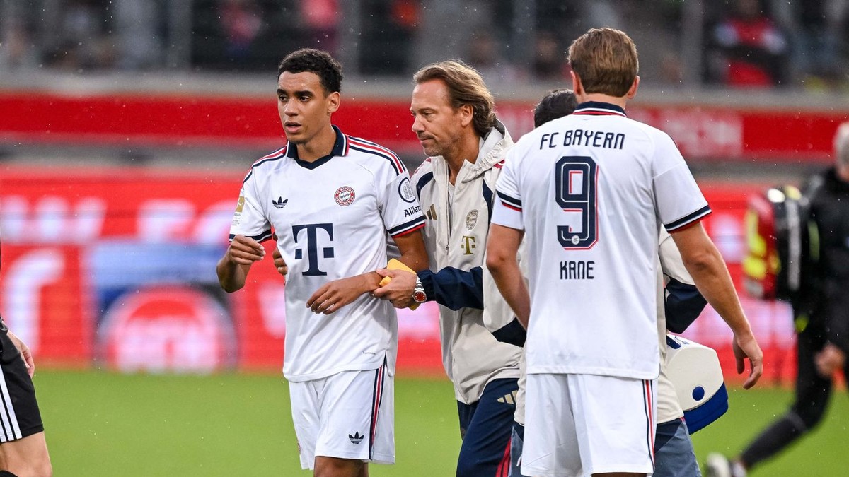Hráč Bayernu Mníchov Jamal Musiala (uprostred vľavo) odchádza z trávnika počas prípravného zápasu 1. FC Heidenheim.