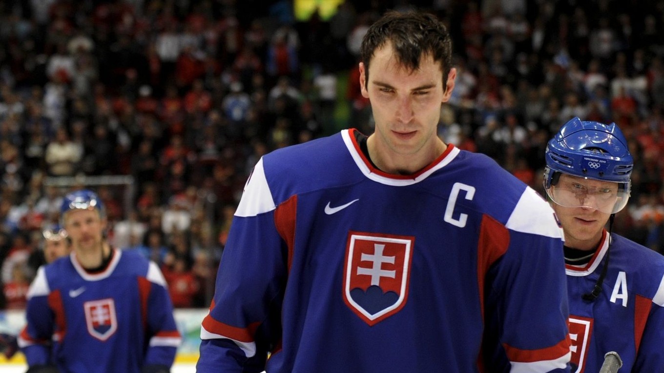Zdeno Chára a Marián Hossa (vpravo) odchádzajú z ľadu po prehre v zápase o bronz Slovensko - Fínsko (3:5) na ZOH 2010 vo Vancouvri.