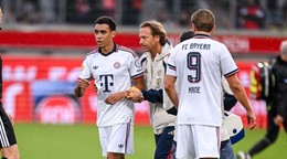 Hráč Bayernu Mníchov Jamal Musiala (uprostred vľavo) odchádza z trávnika počas prípravného zápasu 1. FC Heidenheim.