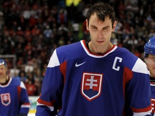Zdeno Chára a Marián Hossa (vpravo) odchádzajú z ľadu po prehre v zápase o bronz Slovensko - Fínsko (3:5) na ZOH 2010 vo Vancouvri.