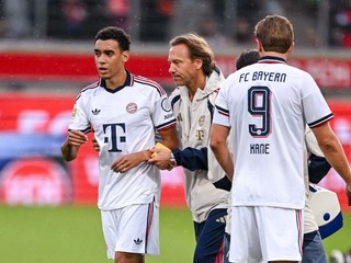 Hráč Bayernu Mníchov Jamal Musiala (uprostred vľavo) odchádza z trávnika počas prípravného zápasu 1. FC Heidenheim.
