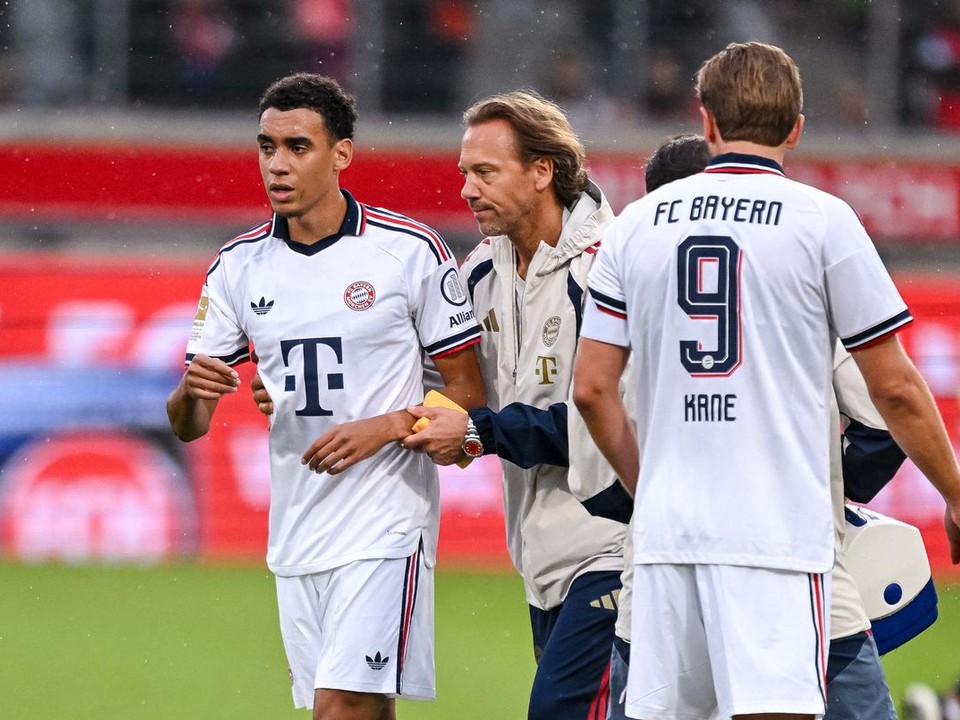 Hráč Bayernu Mníchov Jamal Musiala (uprostred vľavo) odchádza z trávnika počas prípravného zápasu 1. FC Heidenheim.