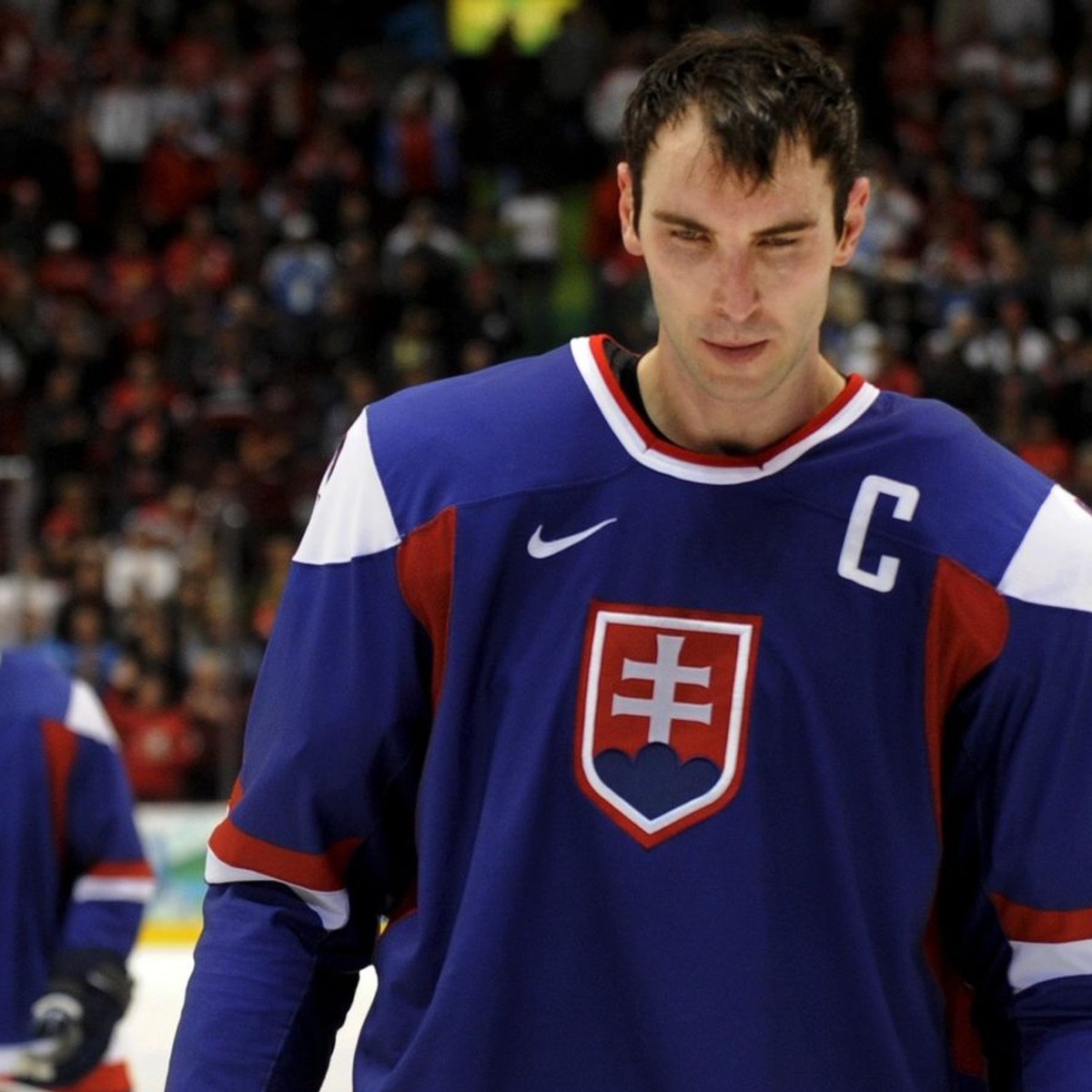 Zdeno Chára a Marián Hossa (vpravo) odchádzajú z ľadu po prehre v zápase o bronz Slovensko - Fínsko (3:5) na ZOH 2010 vo Vancouvri.