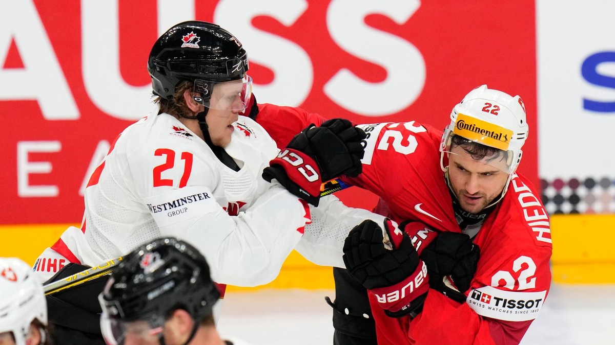 Obranca Kanady Kaiden Guhle v súboji s Ninom Niederreiterom počas MS v hokeji 2024.