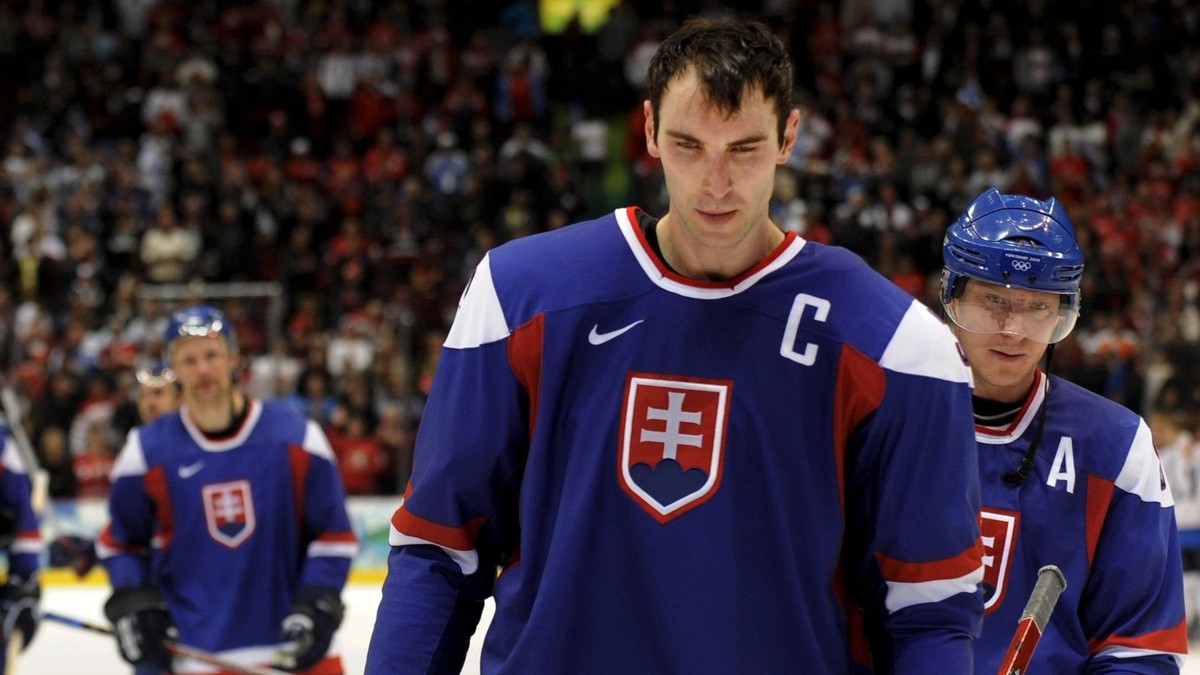 Zdeno Chára a Marián Hossa (vpravo) odchádzajú z ľadu po prehre v zápase o bronz Slovensko - Fínsko (3:5) na ZOH 2010 vo Vancouvri.