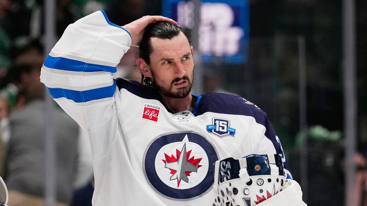 Connor Hellebuyck v drese Winnipegu.