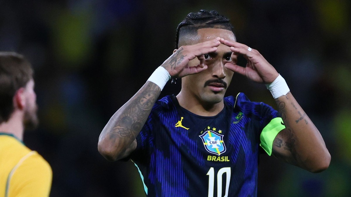 Hráč Brazílie Raphinha  sa teší z gólu z penalty.