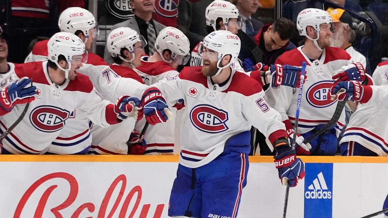 Obranca Montrealu Canadiens David Savard sa teší z gólu. 