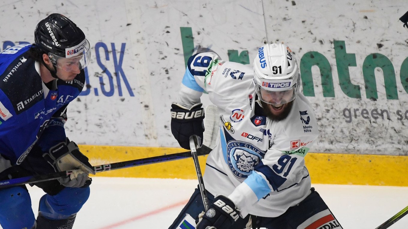 Vpravo Robby Jackson v drese HK Nitra.