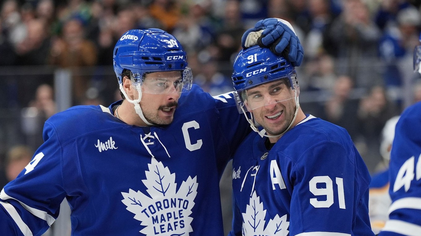 John Tavares (91) a jeho spoluhráč Auston Matthews sa radujú z gólu.