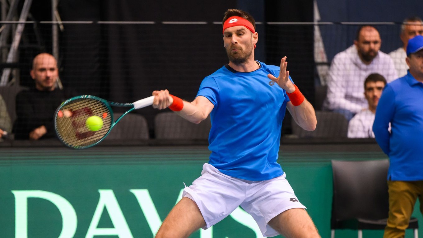 Norbert Gombos v zápase Davis Cupu 2025.