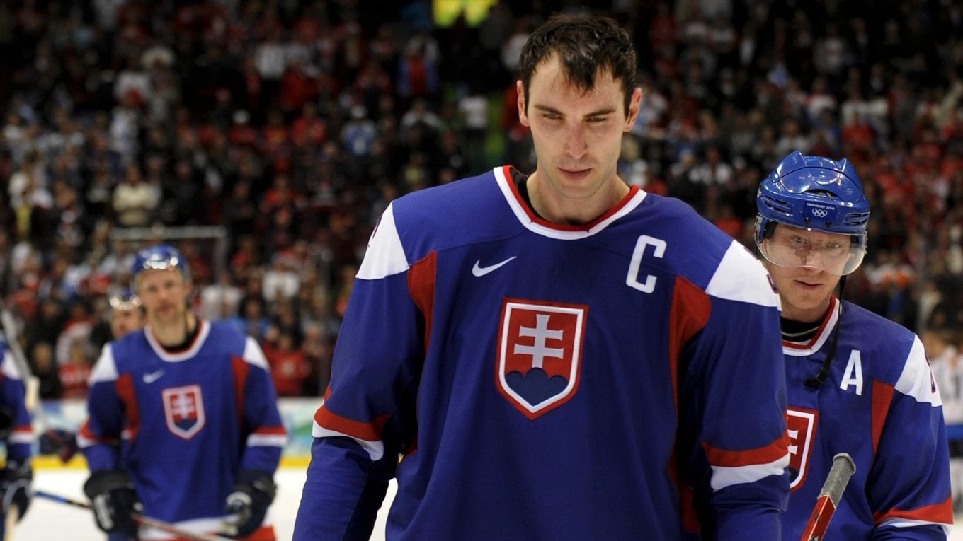 Zdeno Chára a Marián Hossa (vpravo) odchádzajú z ľadu po prehre v zápase o bronz Slovensko - Fínsko (3:5) na ZOH 2010 vo Vancouvri.