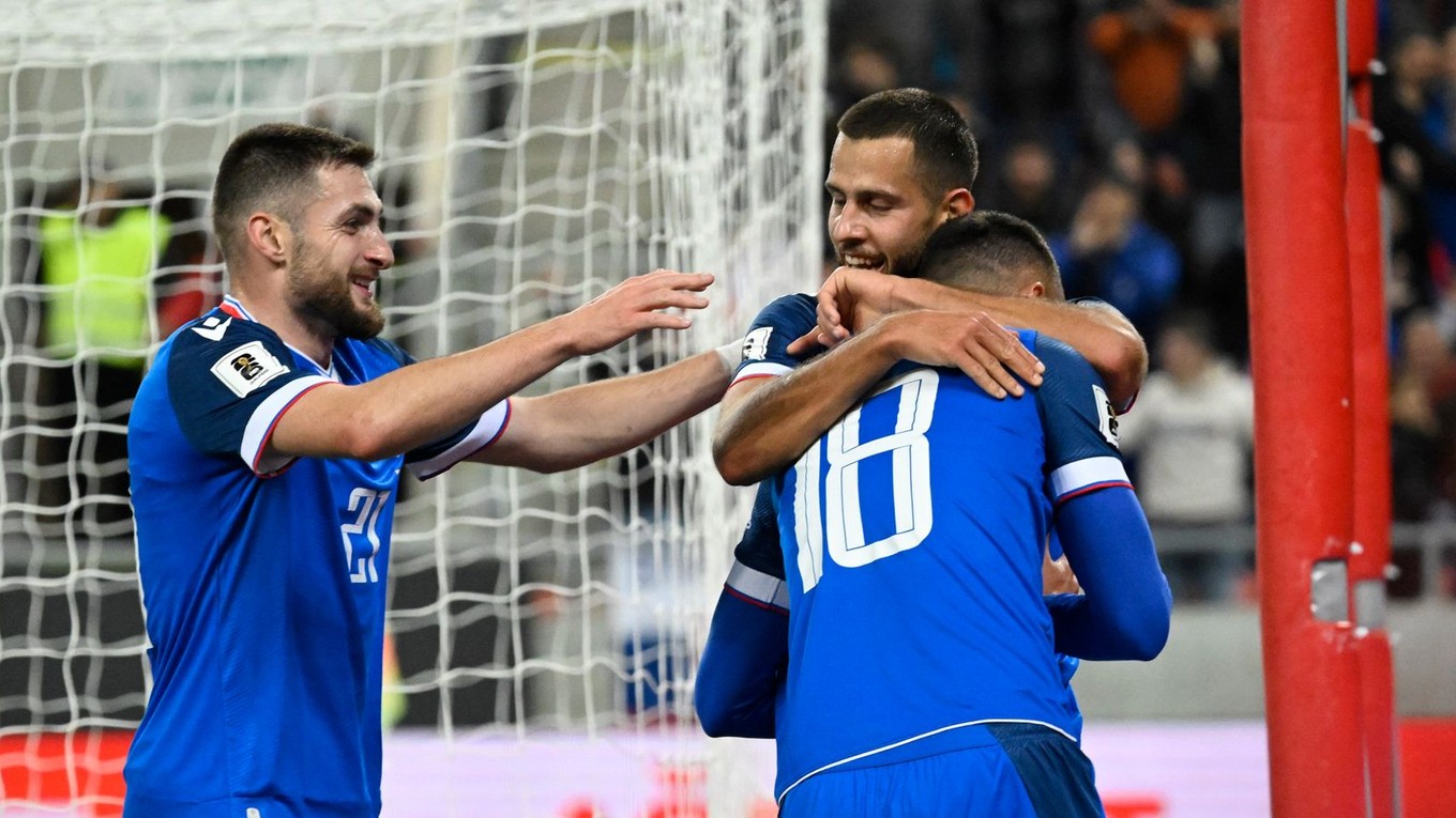 Dávid Hancko a Matúš Bero sa tešia z gólu Ivana Schranza (18) v zápase Slovensko - Luxembursko.