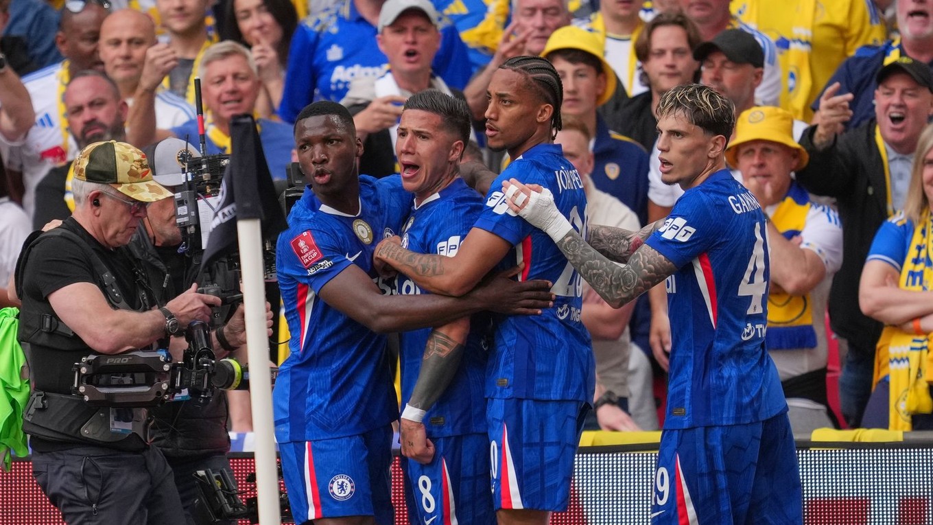 Futbalisti Chelsea oslavujú gól do siete Leedsu.