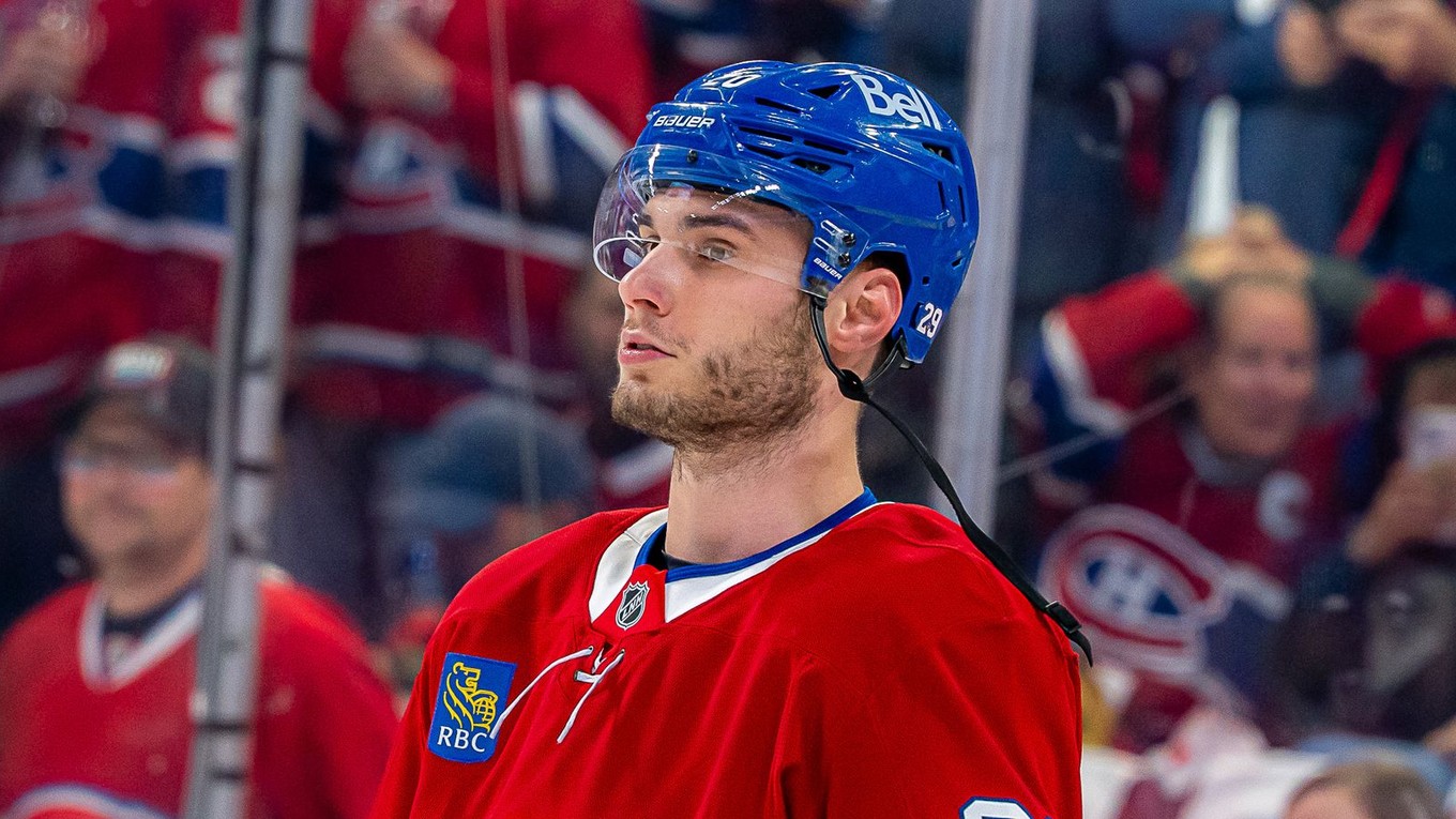 Juraj Slafkovský počas šiesteho zápasu 1. kola play off NHL o Stanleyho pohár Montreal Canadiens - Tampa Bay.
