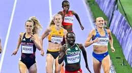 Gabriela Gajanová (vpravo) počas semifinále behu na 800 m na OH v Paríži 2024.