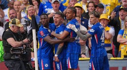 Futbalisti Chelsea oslavujú gól do siete Leedsu.