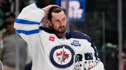 Connor Hellebuyck v drese Winnipegu.