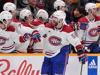 Obranca Montrealu Canadiens David Savard sa teší z gólu. 