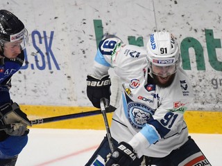 Vpravo Robby Jackson v drese HK Nitra.
