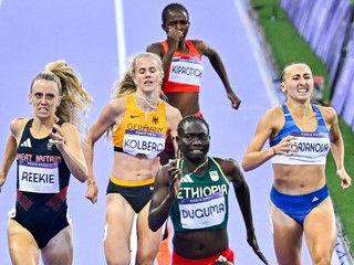 Gabriela Gajanová (vpravo) počas semifinále behu na 800 m na OH v Paríži 2024.