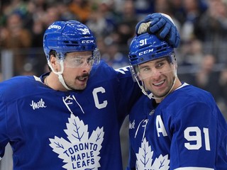 John Tavares (91) a jeho spoluhráč Auston Matthews sa radujú z gólu.