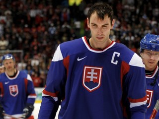 Zdeno Chára a Marián Hossa (vpravo) odchádzajú z ľadu po prehre v zápase o bronz Slovensko - Fínsko (3:5) na ZOH 2010 vo Vancouvri.