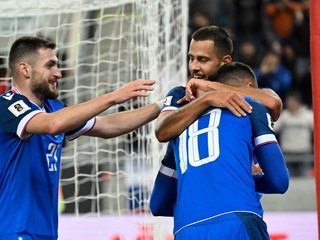 Dávid Hancko a Matúš Bero sa tešia z gólu Ivana Schranza (18) v zápase Slovensko - Luxembursko.