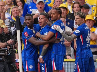 Futbalisti Chelsea oslavujú gól do siete Leedsu.