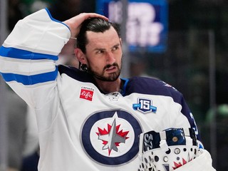 Connor Hellebuyck v drese Winnipegu.