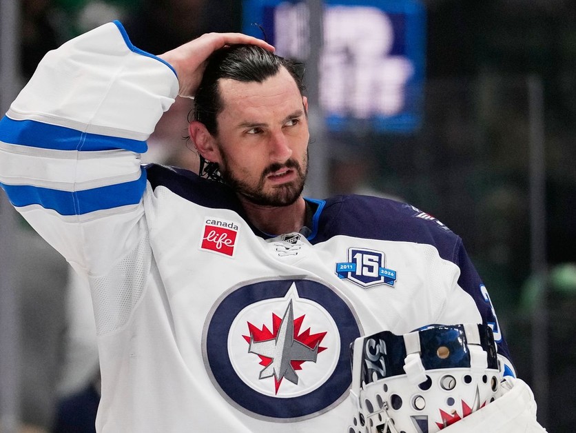 Connor Hellebuyck v drese Winnipegu.