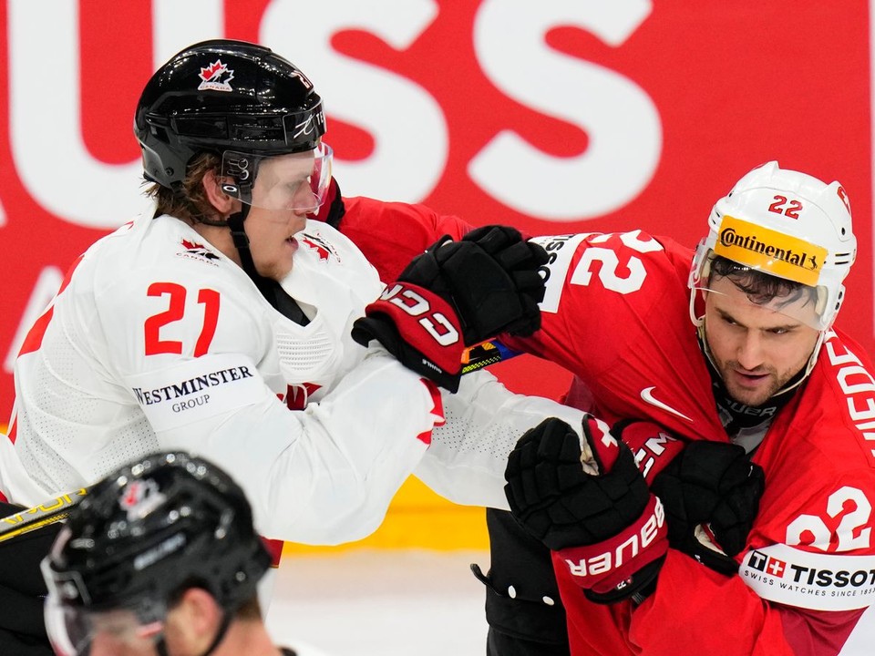 Obranca Kanady Kaiden Guhle v súboji s Ninom Niederreiterom počas MS v hokeji 2024.