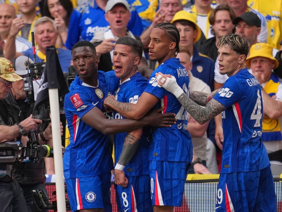 Futbalisti Chelsea oslavujú gól do siete Leedsu.