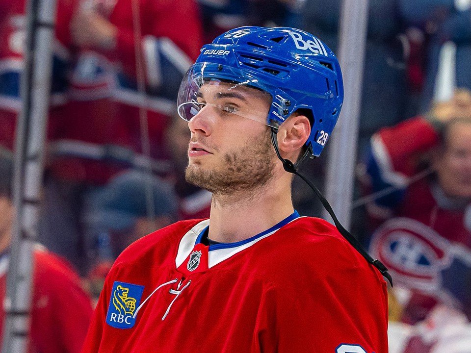 Juraj Slafkovský počas šiesteho zápasu 1. kola play off NHL o Stanleyho pohár Montreal Canadiens - Tampa Bay.

