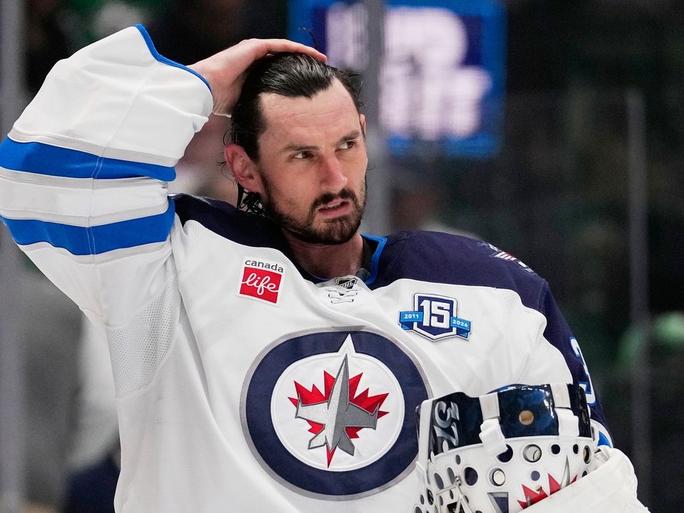 Connor Hellebuyck v drese Winnipegu.