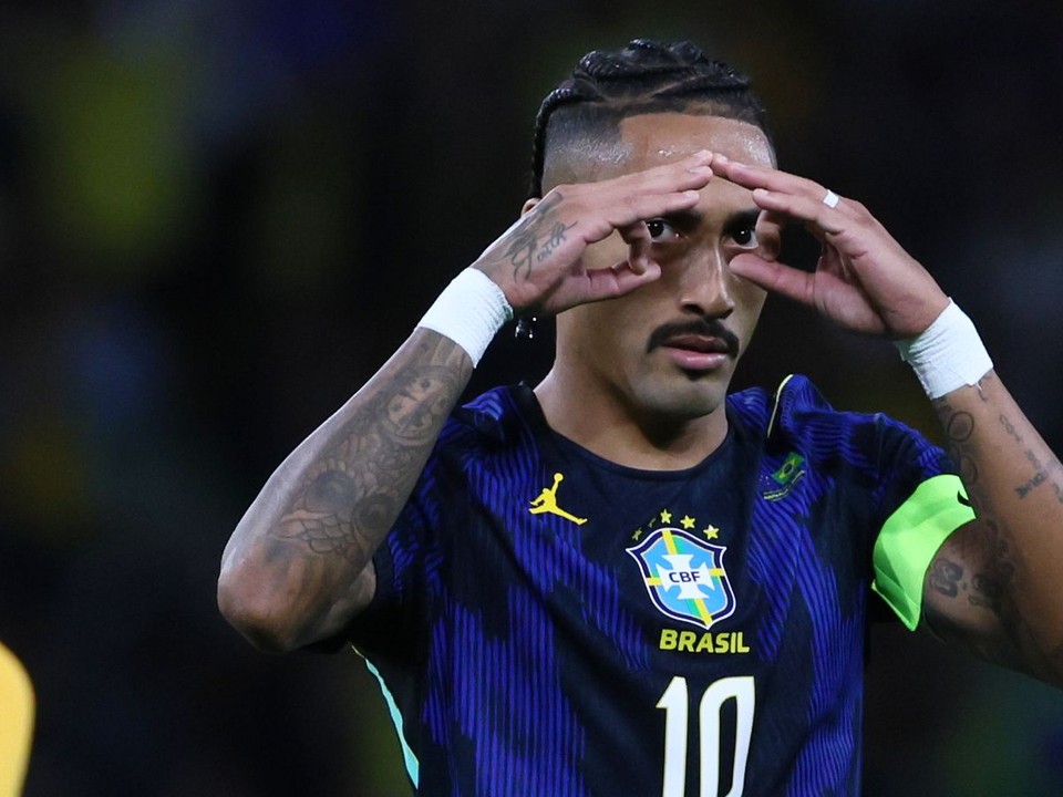 Hráč Brazílie Raphinha  sa teší z gólu z penalty.