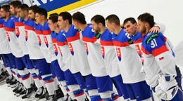 Slovenskí hokejisti počas hymny po víťazstve v zápase Slovensko - Poľsko v skupine B na MS v hokeji 2024.