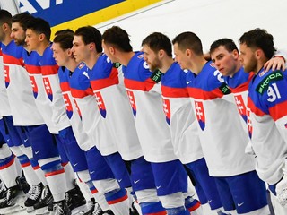 Slovenskí hokejisti počas hymny po víťazstve v zápase Slovensko - Poľsko v skupine B na MS v hokeji 2024.