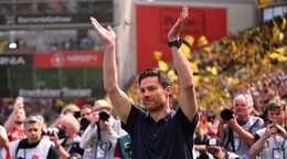 Tréner Xabi Alonso sa rozlúčil s fanúšikmi Bayeru Leverkusen. 