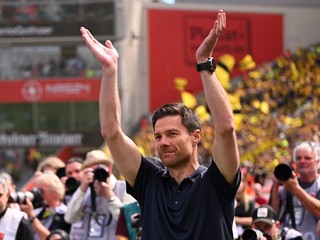 Tréner Xabi Alonso sa rozlúčil s fanúšikmi Bayeru Leverkusen. 