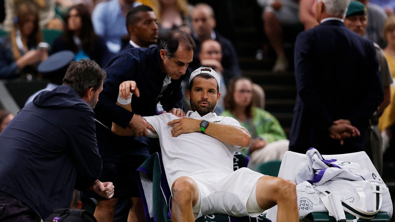 Grigor Dimitrov sa zranil v osemfinále grandslamového turnaja WImbledon 2025.